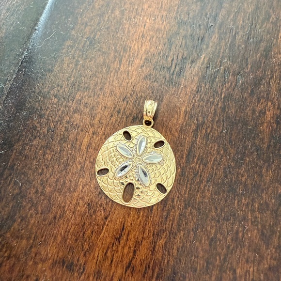 14K SOLID YELLOW & WHITE GOLD HAWAIIAN SAND DOLLAR CHARM PENDANT - Picture 3 of 6